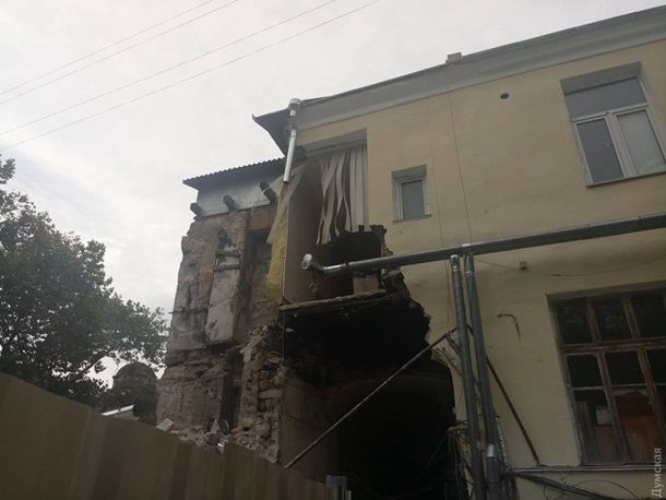 В центре Одессы обрушилась часть жилого дома