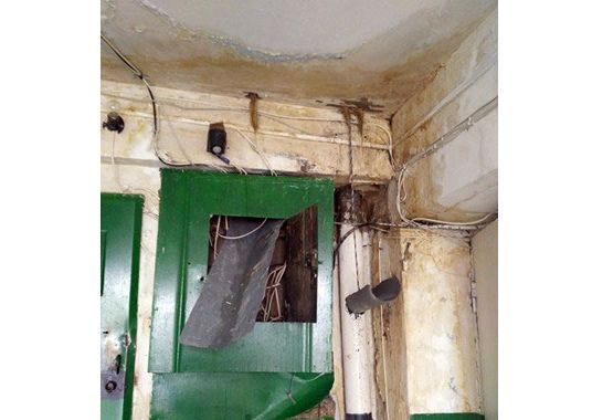 Власти еще не отремонтировали сорванную в июне крышу дома в Унгенах