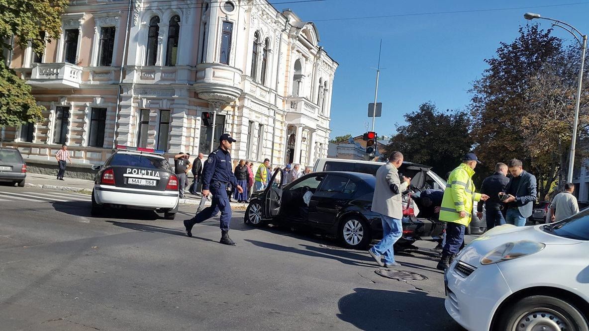 В центре Кишинева столкнулись микроавтобус и легковой автомобиль