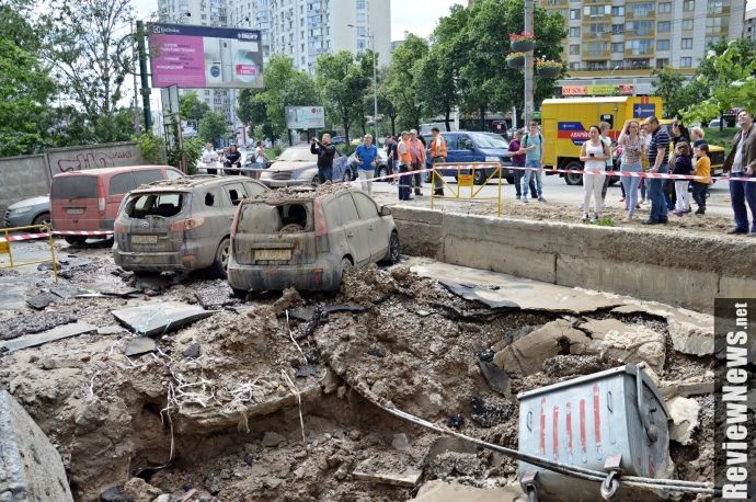 В Киеве фонтан кипятка разбил машины и окна дома