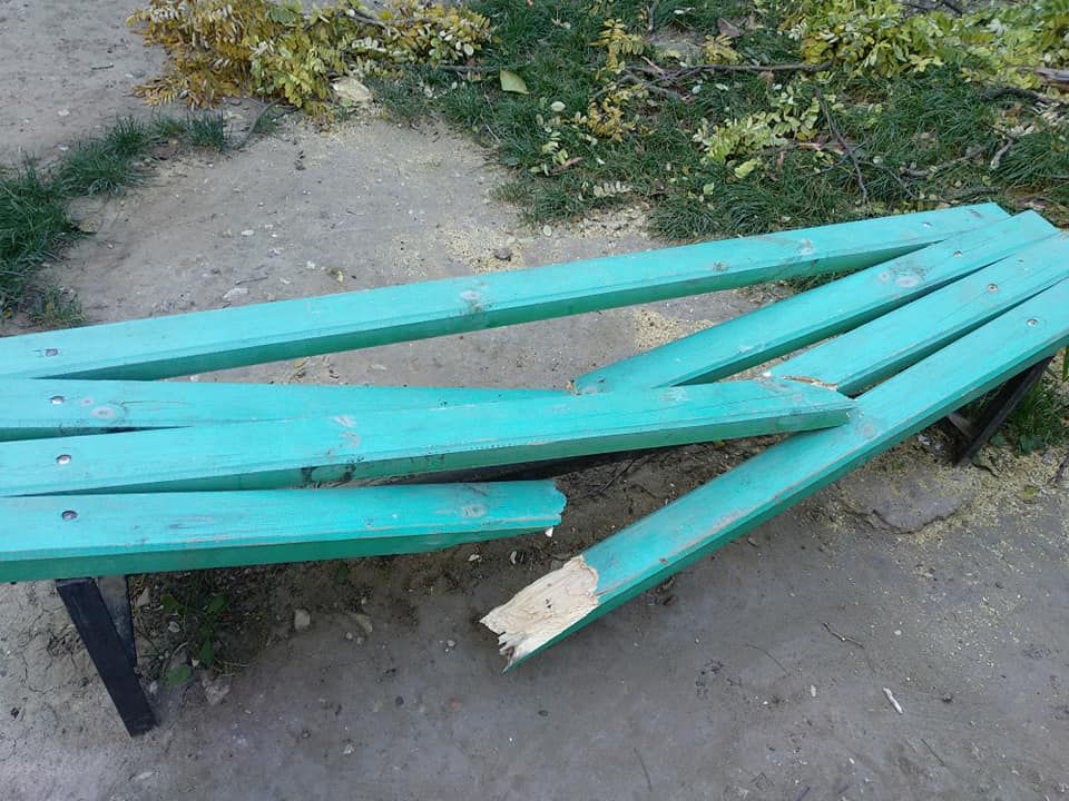 На Буюканах у полицейского участка вандалы ломают скамейки
