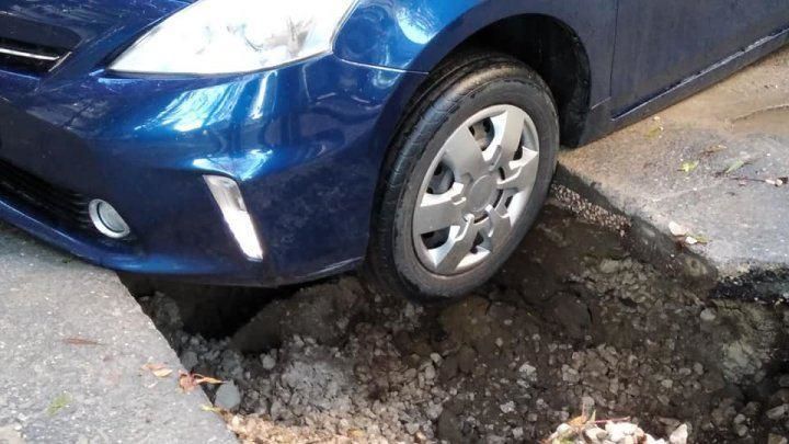 В столице из-за ливня автомобиль едва не провалился в яму