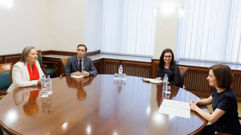 Санду провела прощальную встречу с послом Канады в Республике Молдова