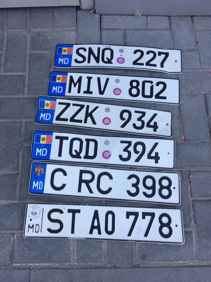 Un tânăr din Chişinău a găsit un pachet cu plăcuţe de înmatriculare. Iată unde se afla