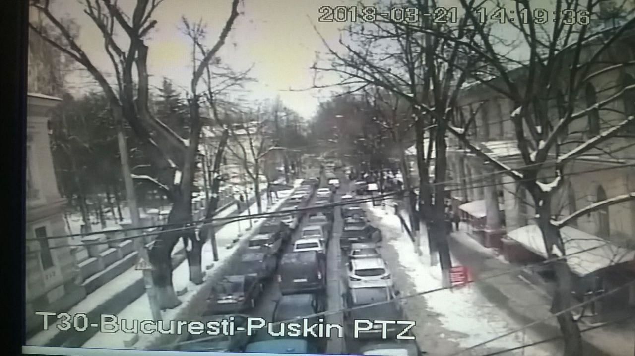 InfoTrafic 17:05: Ambuteiaje în Capitală. Semafoare defecte