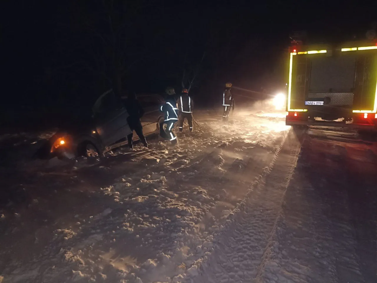 В Молдове из-за непогоды на дорогах застряли десятки машин