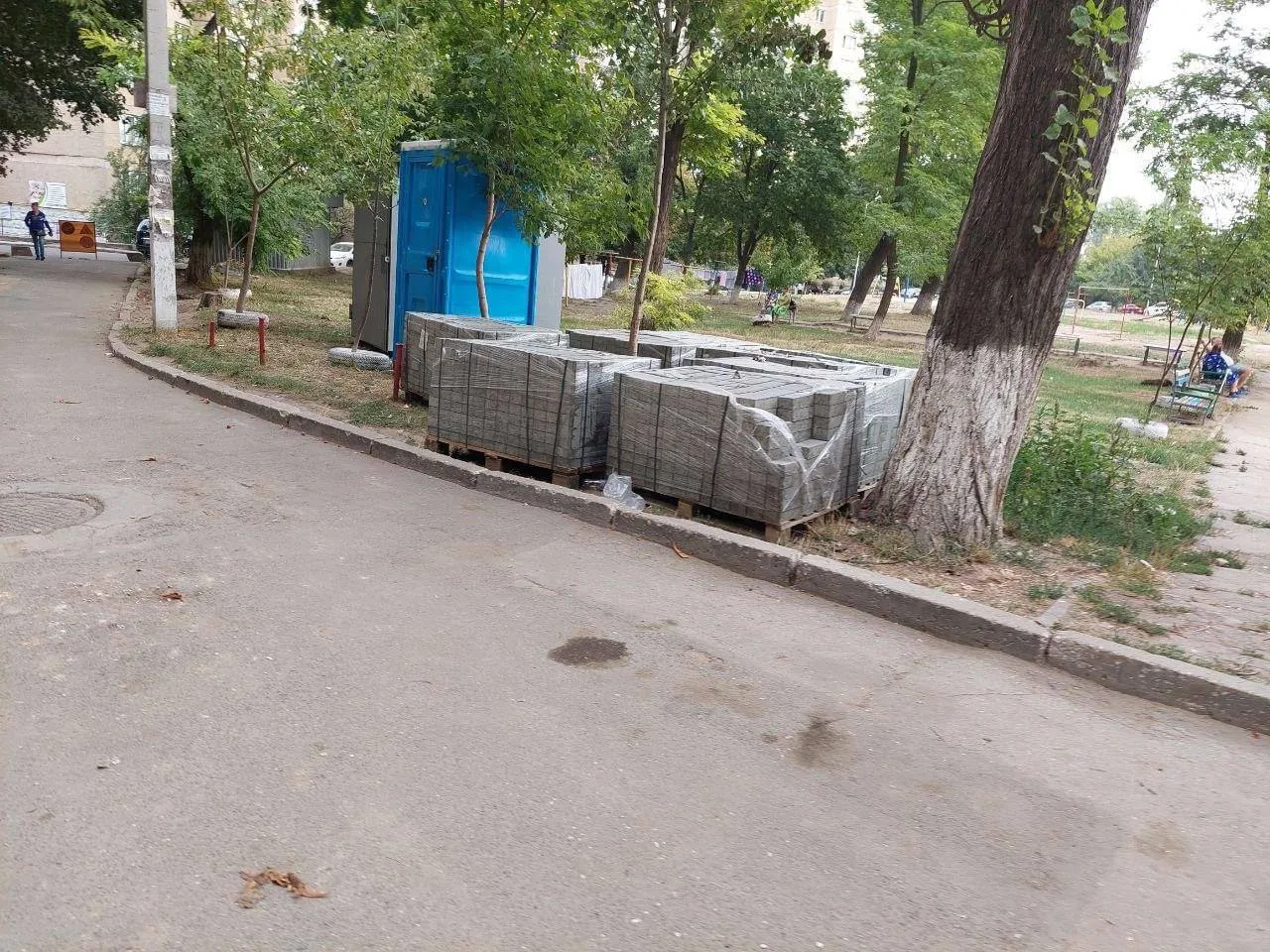 Продолжается ремонт дворов на Буюканах