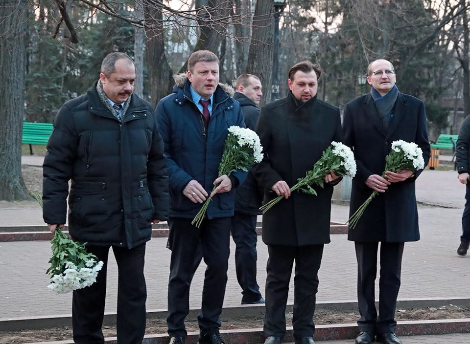 Политики возложили цветы к памятнику Михаю Эминеску