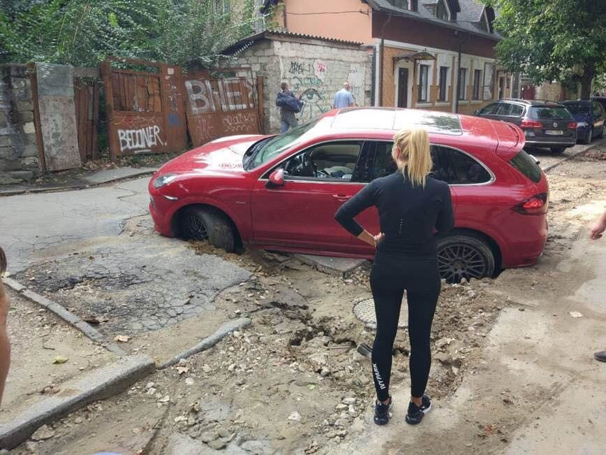 В Кишиневе Porsche Cayenne провалился в яму на тротуаре