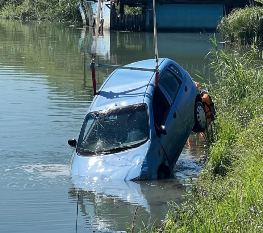 O familie din Moldova a căzut cu mașina într-un râu din Italia: Copilul a rămas blocat în scaunul auto