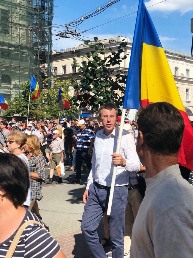 Киртоакэ принес на митинг Нэстасе и Санду румынский флаг