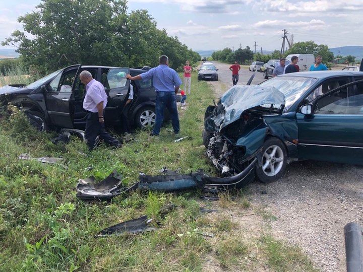 В серьезном ДТП в Сынжерее пострадали 2 человека