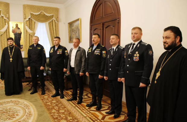 Митрополит наградил Кавкалюка и других полицейских дипломами и медалями