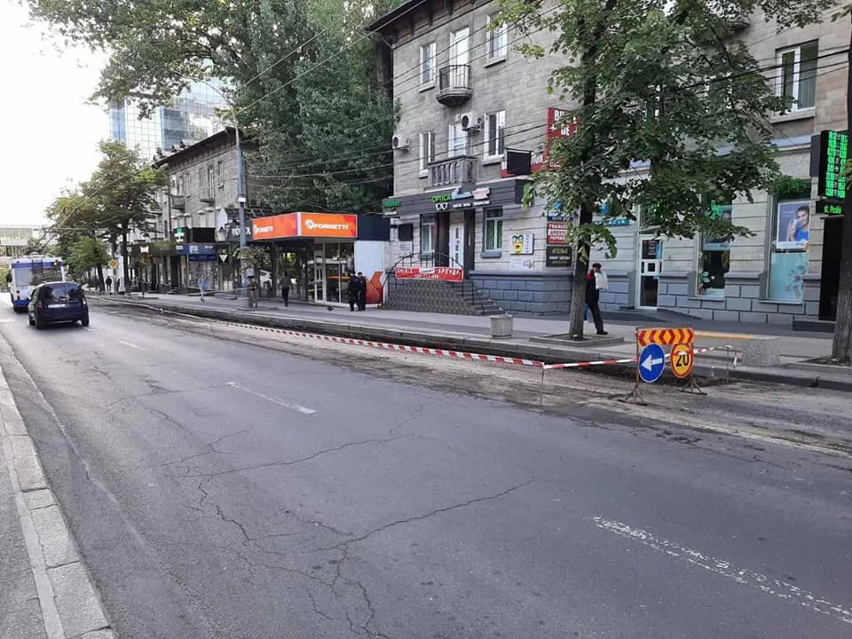 В Кишиневе продолжаются работы по укреплению дороги в районе остановок