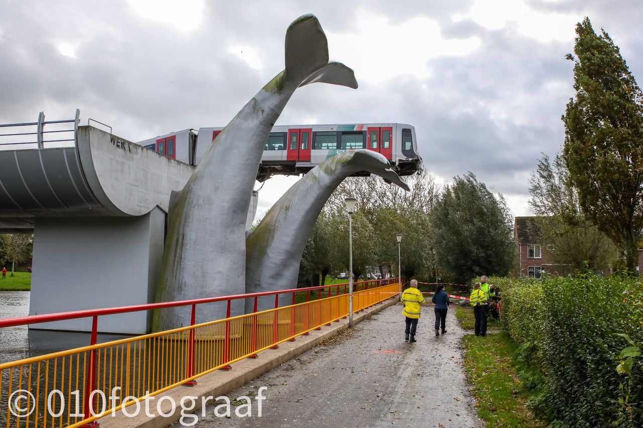 В Нидерландах скульптура спасла поезд метро от падения в воду