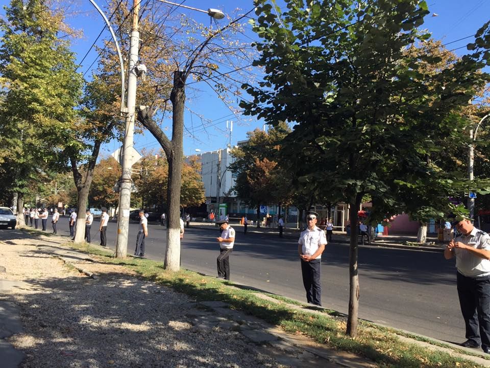 Independență cu sute de polițiști pe marginea bulevardului central
