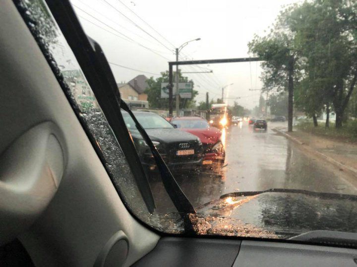 На столичной улице Узинелор столкнулись два автомобиля
