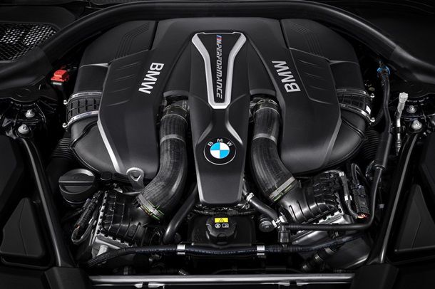 BMW представила мощную обновленную "пятерку"