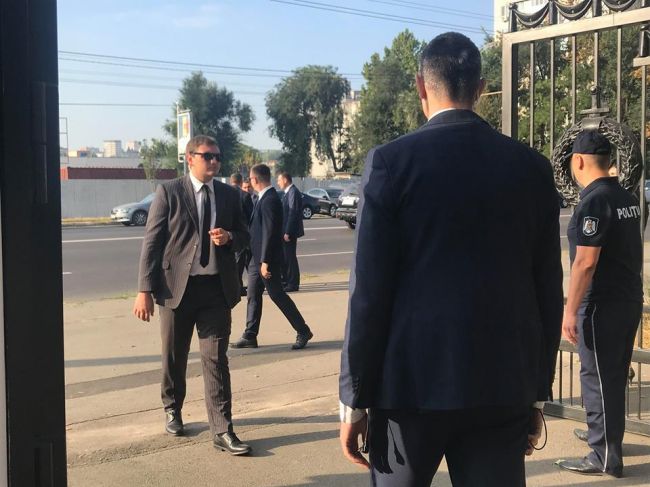 Игорь Додон, Павел Филип и Андриан Канду возложили цветы к памятнику "Скорбящей матери"
