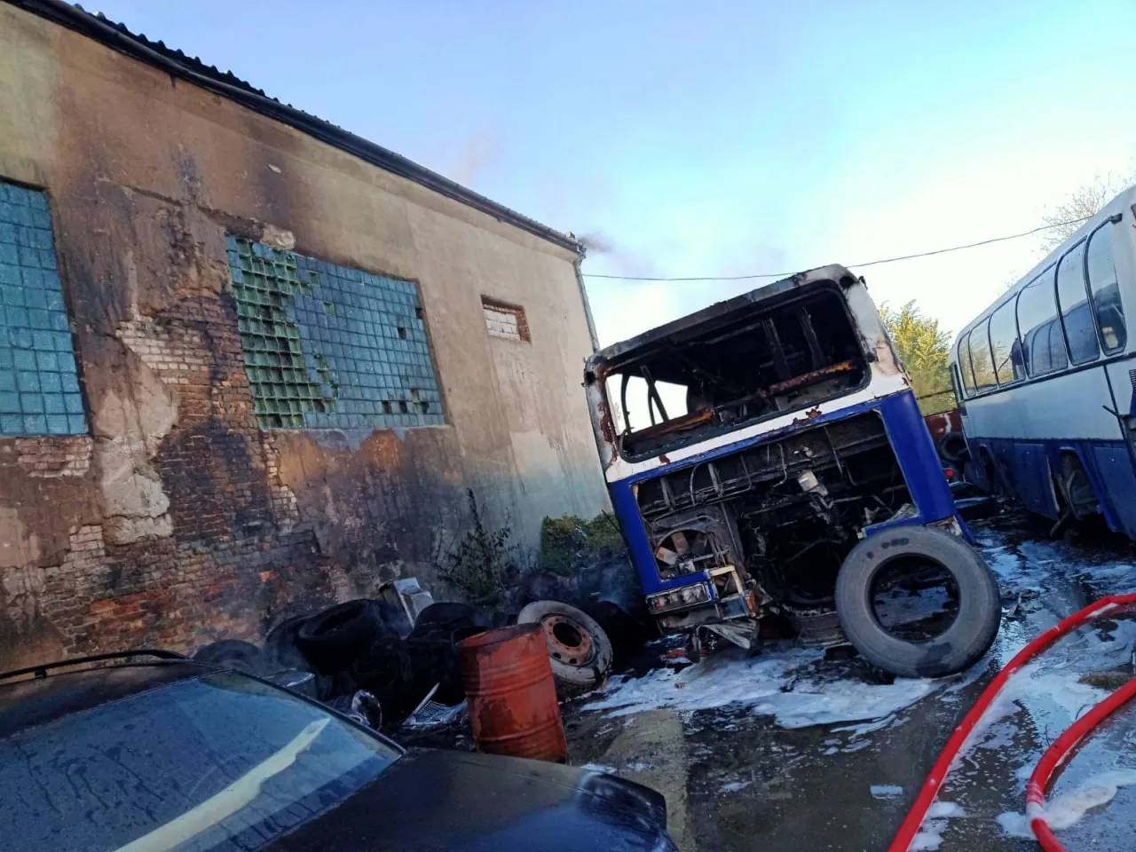 В Аненах потушили пожар в автомастерской