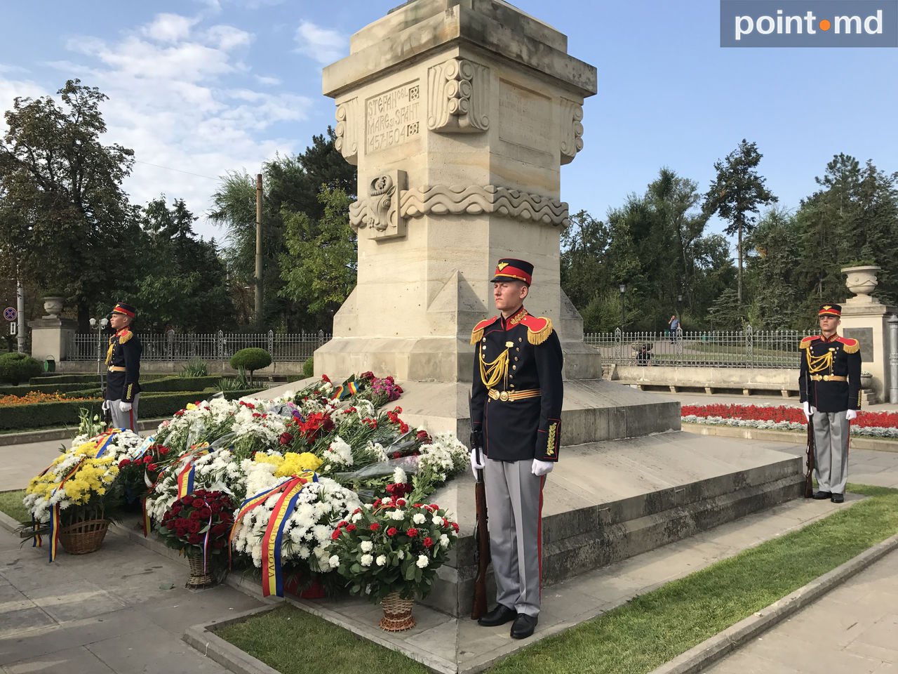 Candu, Dodon și Filip au depus flori la monumentul lui Ștefan cel Mare și Sfânt cu ocazia Zilei Independenței R. Moldova