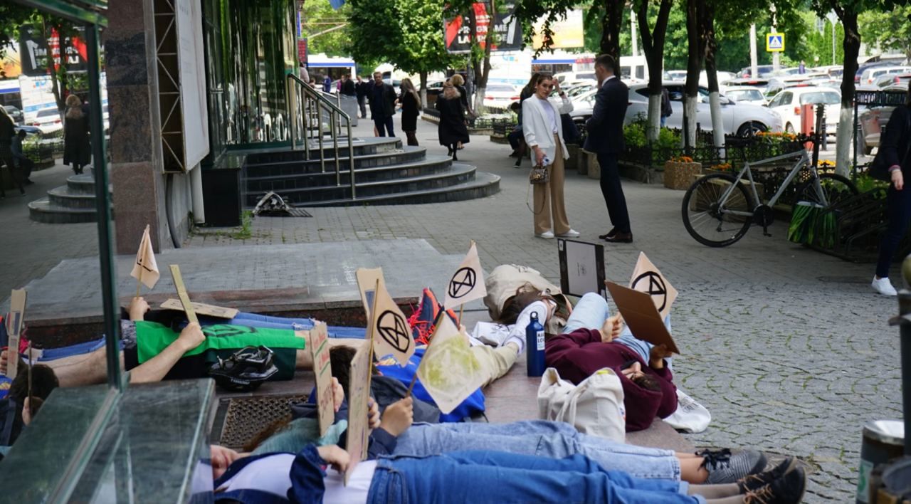 У Минсельхоза прошла необычная акция протеста против загрязнения природы