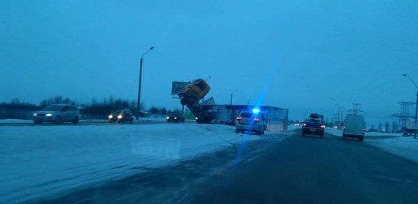 Под Киевом огромная фура с грузом древесины "встала на дыбы"