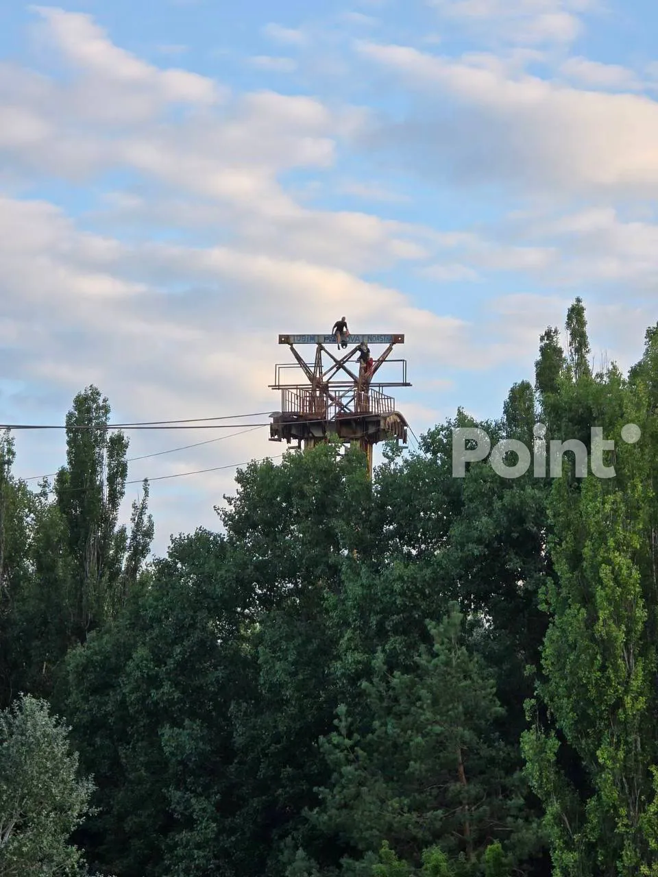 На заброшенную канатную дорогу в Кишинёве забрались подростки