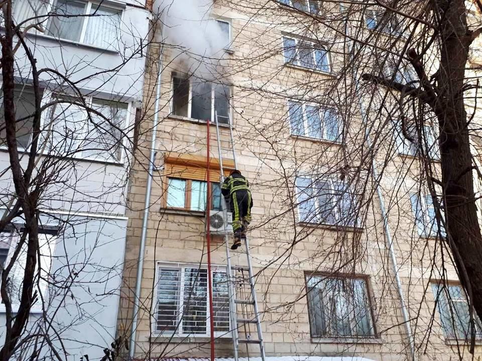 Два человека пострадали в трех пожарах за минувшие сутки