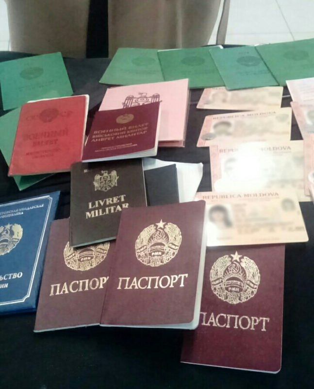 В аэропорту задержали женщину с 150 фальшивыми паспортами и документами