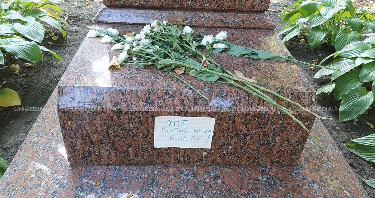 Неприятный запах в столице: на лица памятников писателям надели маски
