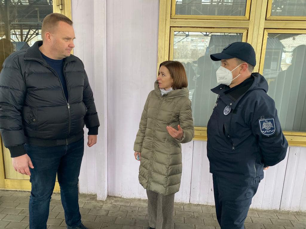 Санду на границе с Украиной передала помощь для беженцев