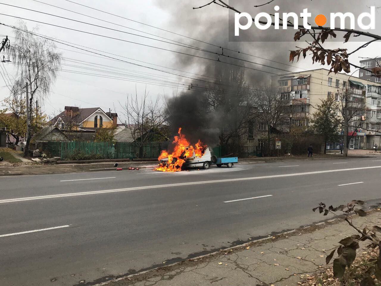 На Телецентре загорелся автомобиль, горючее растеклось по дороге