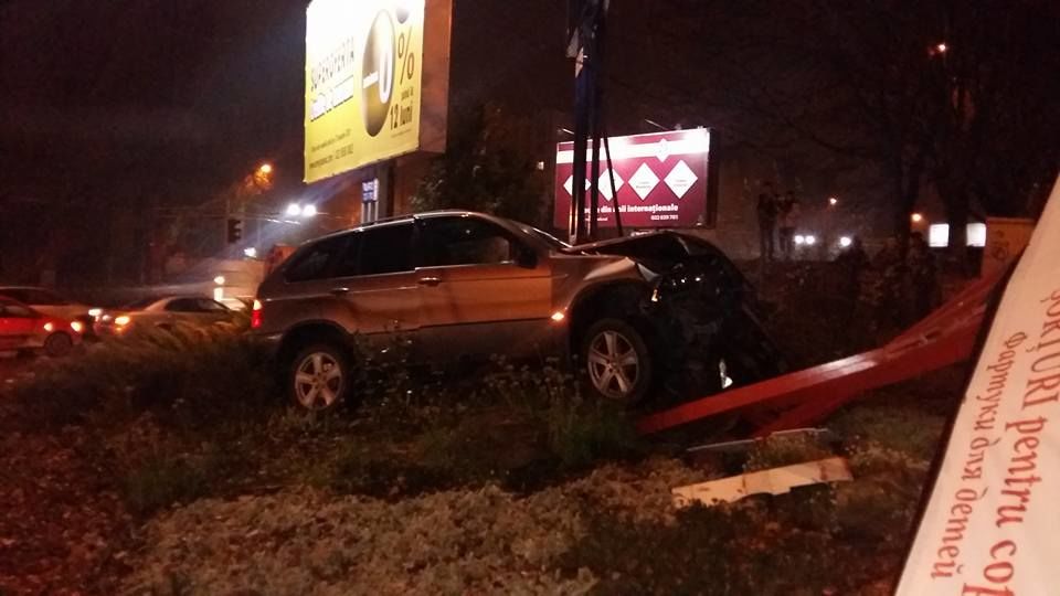 На Ботанике водитель BMW X5 снес рекламное панно