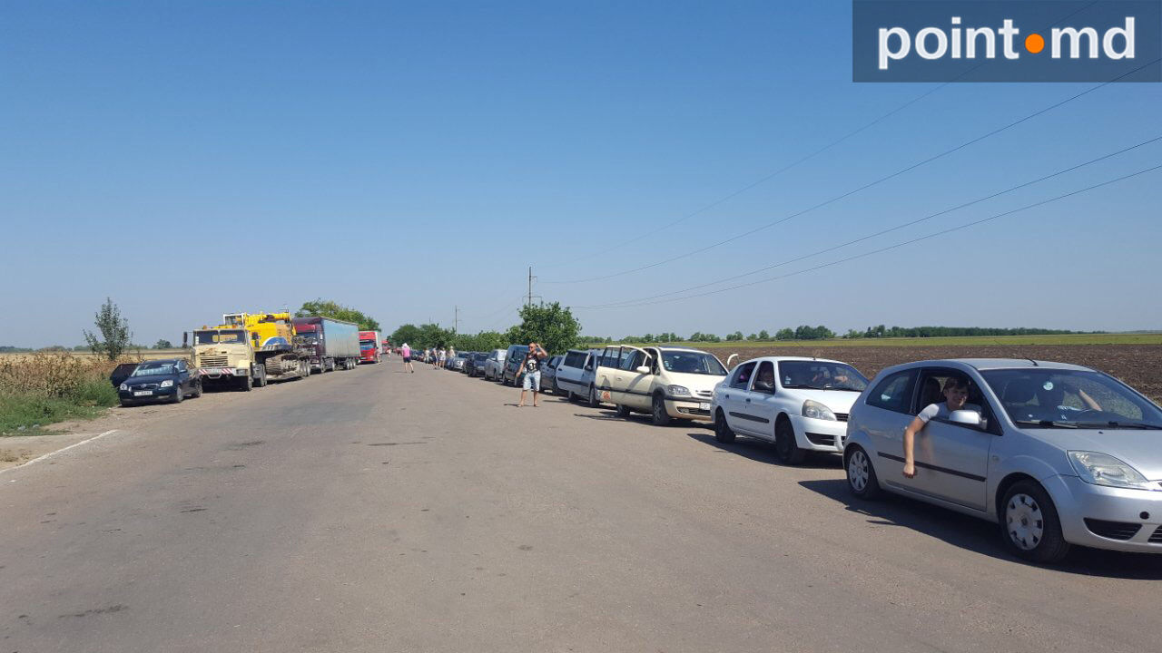 На границе с Украиной огромные очереди