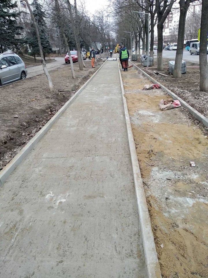 Продолжаются работы по восстановлению тротуара на улице Ливиу Деляну