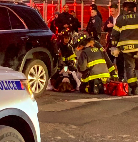 В США прохожие подняли автомобиль и спасли попавшую под него женщину