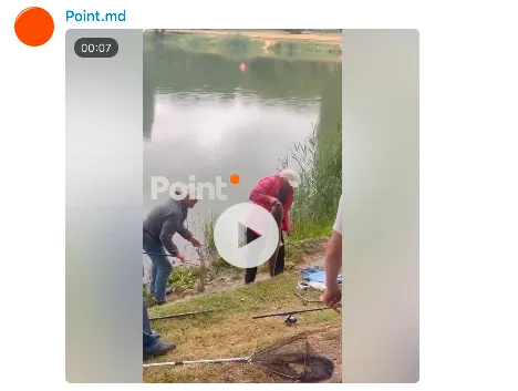 В кишиневском озере рыбак поймал огромного амура