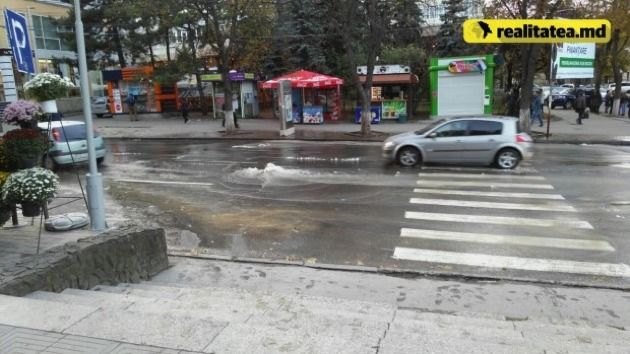 В столице из-за лопнувшей трубы затопило улицу