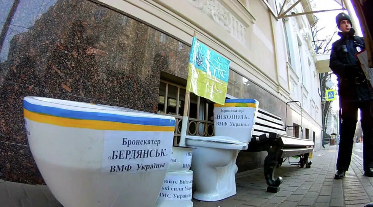 Уроженец Молдовы и москвич принесли унитазы к посольству Украины в России