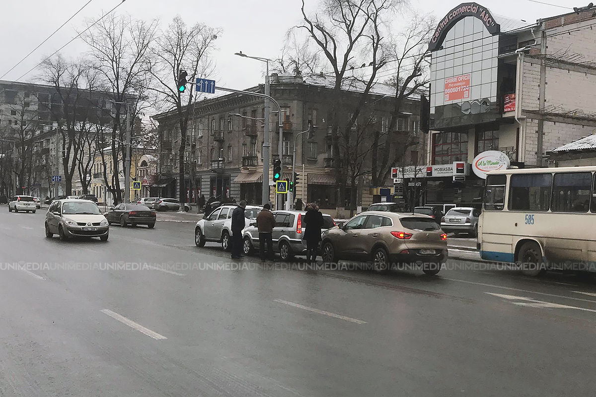 Утреннее ДТП в столице: в центре столкнулись три автомобиля