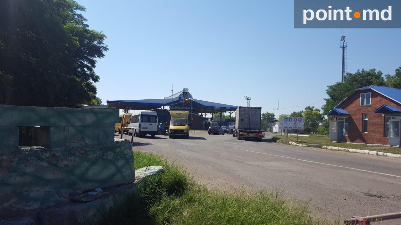 На границе с Украиной огромные очереди