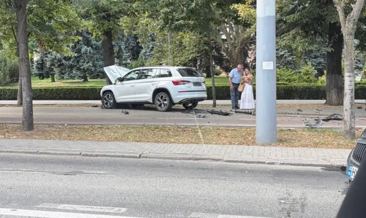 В центре Кишинева произошло ДТП: автомобиль вылетел на тротуар у здания парламента