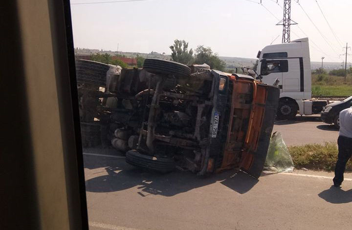 O betonieră s-a răsturnat în Chișinău. La fața locului se află poliția și o ambulanță