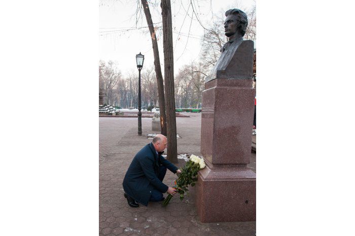 Премьер Павел Филип возложил цветы к бюсту поэта Михая Эминеску