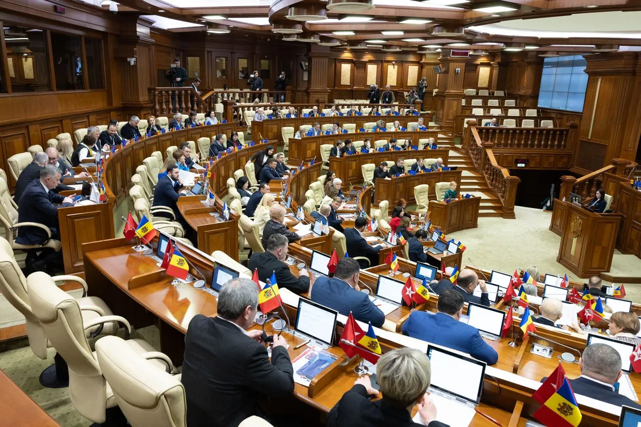 В парламенте оппозиция встретила депутатов PAS плакатами: "Богатые министры - нищий народ"