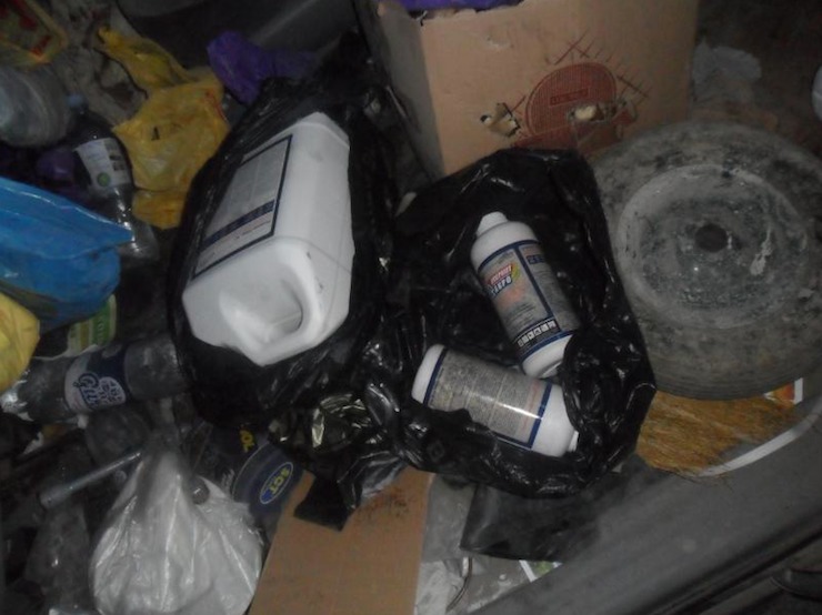 Tentativă de introducere în țară a 61 de litri de substanțe chimice