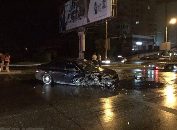 На Виадуке BMW столкнулся с рекламным панно