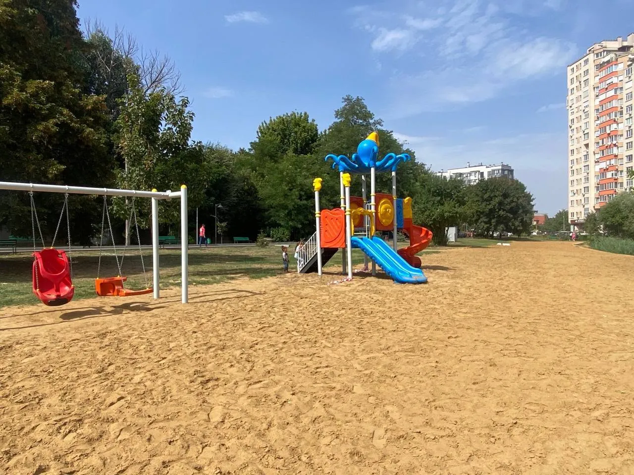 Noi spații de joacă au fost amenajate în Parcul Valea Trandafirilor