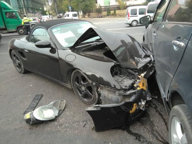 В столице столкнулись Porsche и Mitsubishi